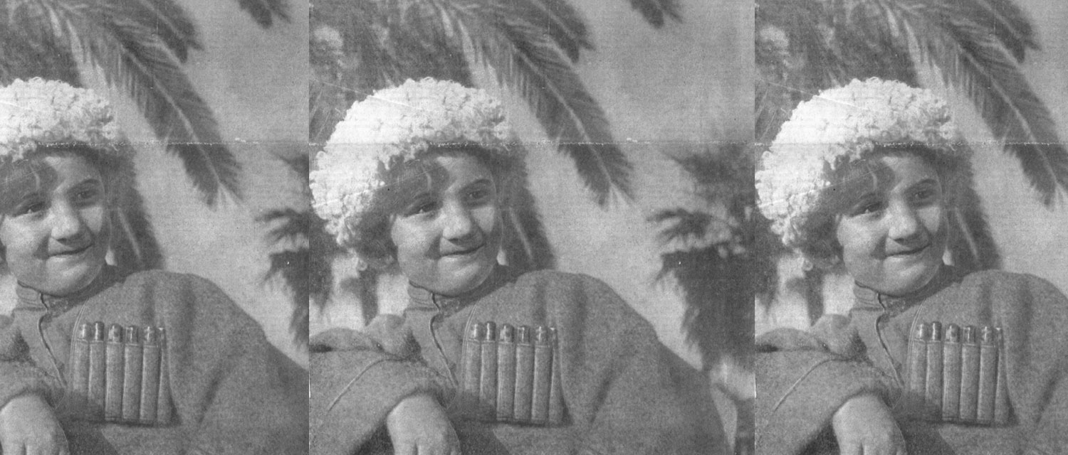 Абхазская школьница в национальном костюме